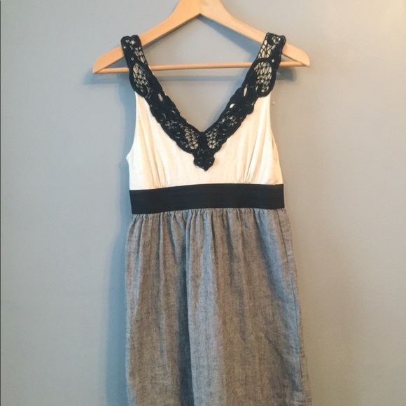 Adorable lace vneck dress - Picture 1 of 3